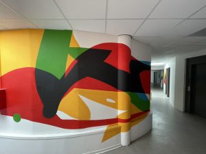 Fresque intérieure du DAMIER réalisée par les jeunes du DAMIER, dans un couloir menant aux hébergements