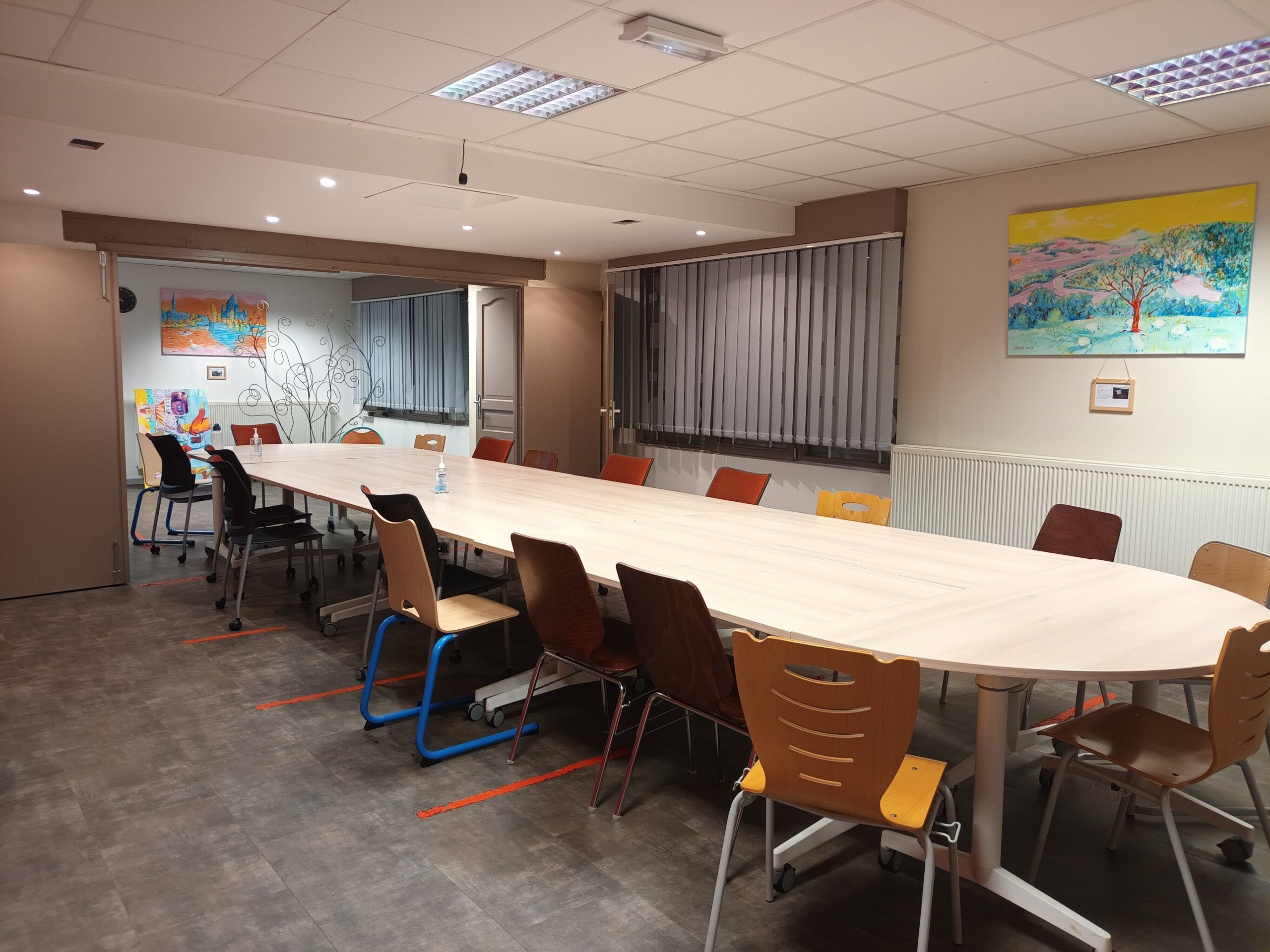 Salle de réunion professionnel du DITEP l'Escale, décorée par des peintures faites par les enfants - adolescents - jeunes adultes du DITEP