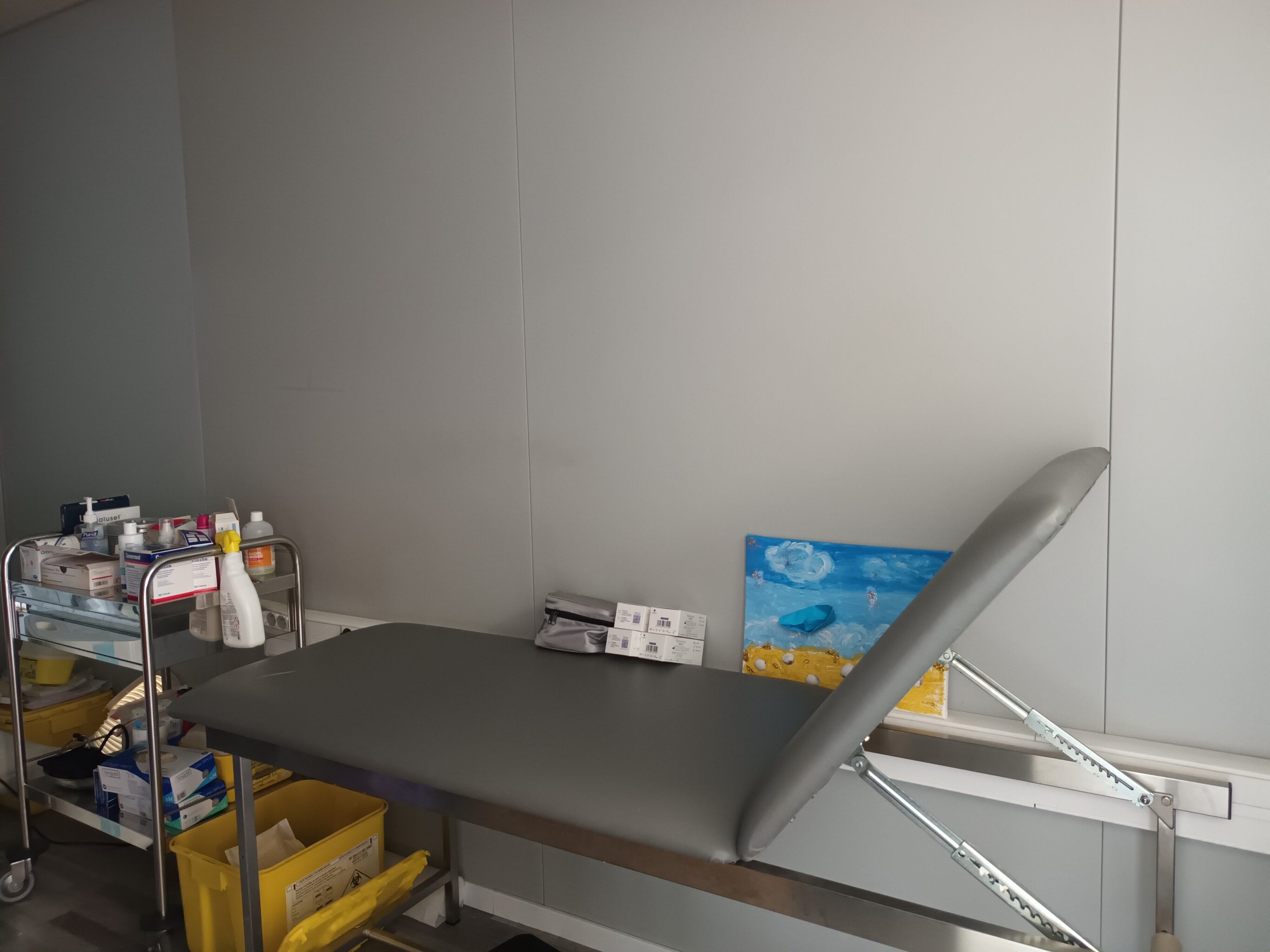 Infirmerie du DITEP l'Escale, montrant une table d'examen