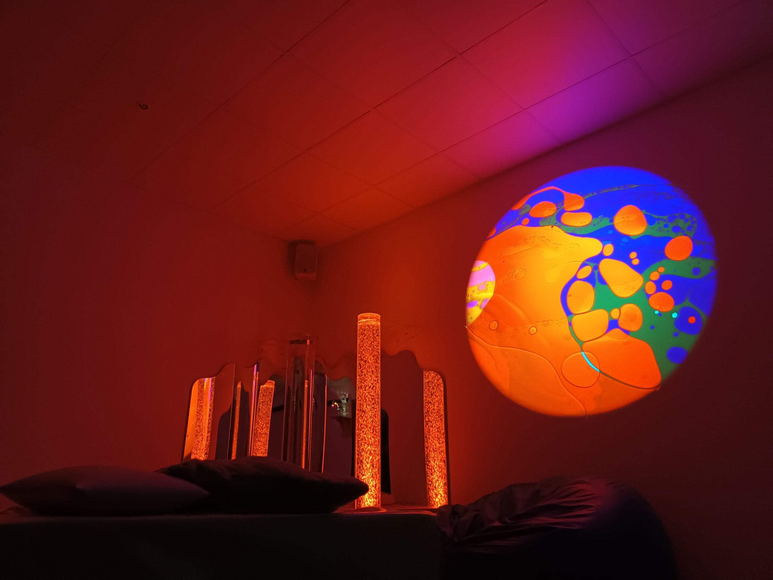 Salle snoezelen du DITEP l'Escale, snoezelen :"est une activité vécue dans un espace spécialement aménagé, éclairé d'une lumière tamisée, bercé d'une musique douce, un espace dont le but est de recréer une ambiance agréable".