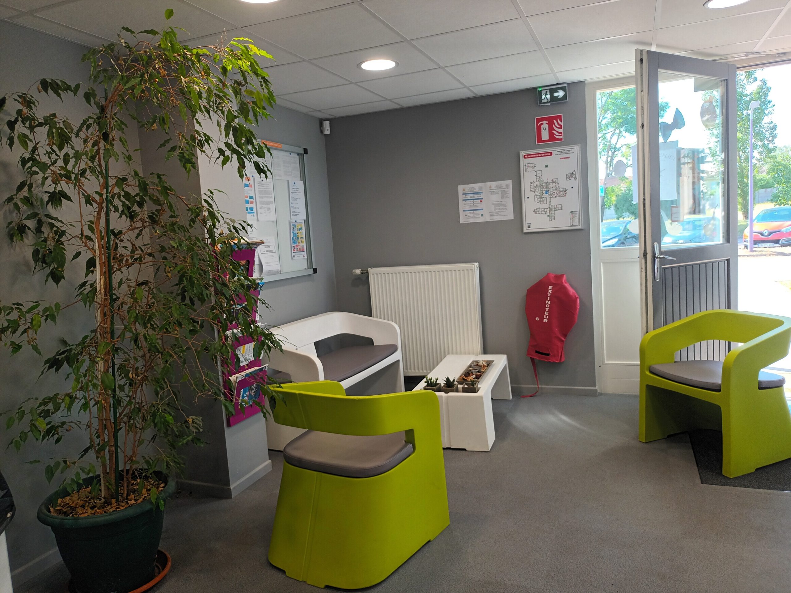 Entrée du DITEP l'Escale, montrant des fauteuils et un canapé