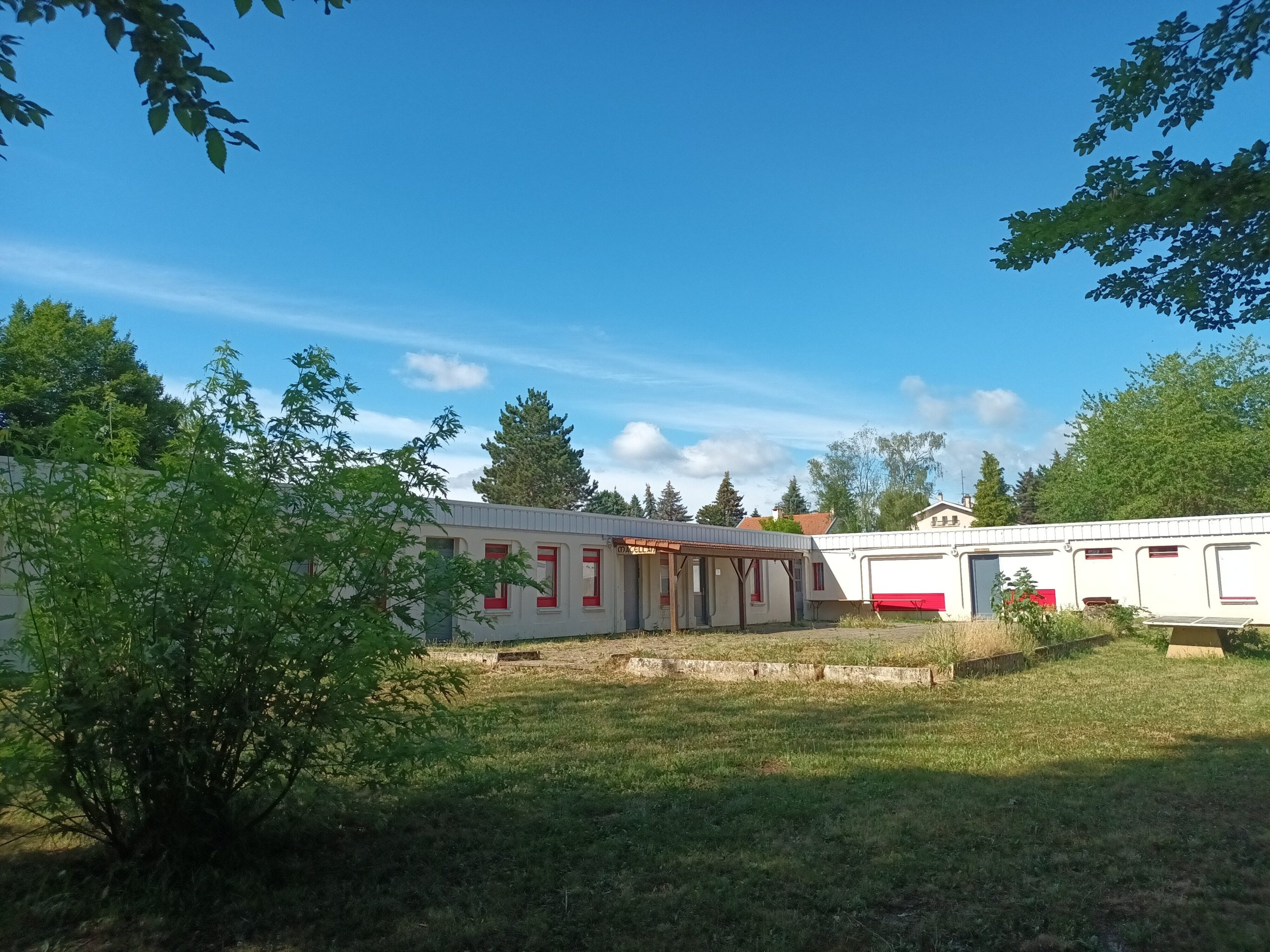 Cour arrière du DITEP l'Escale, dans un cadre verdoyant
