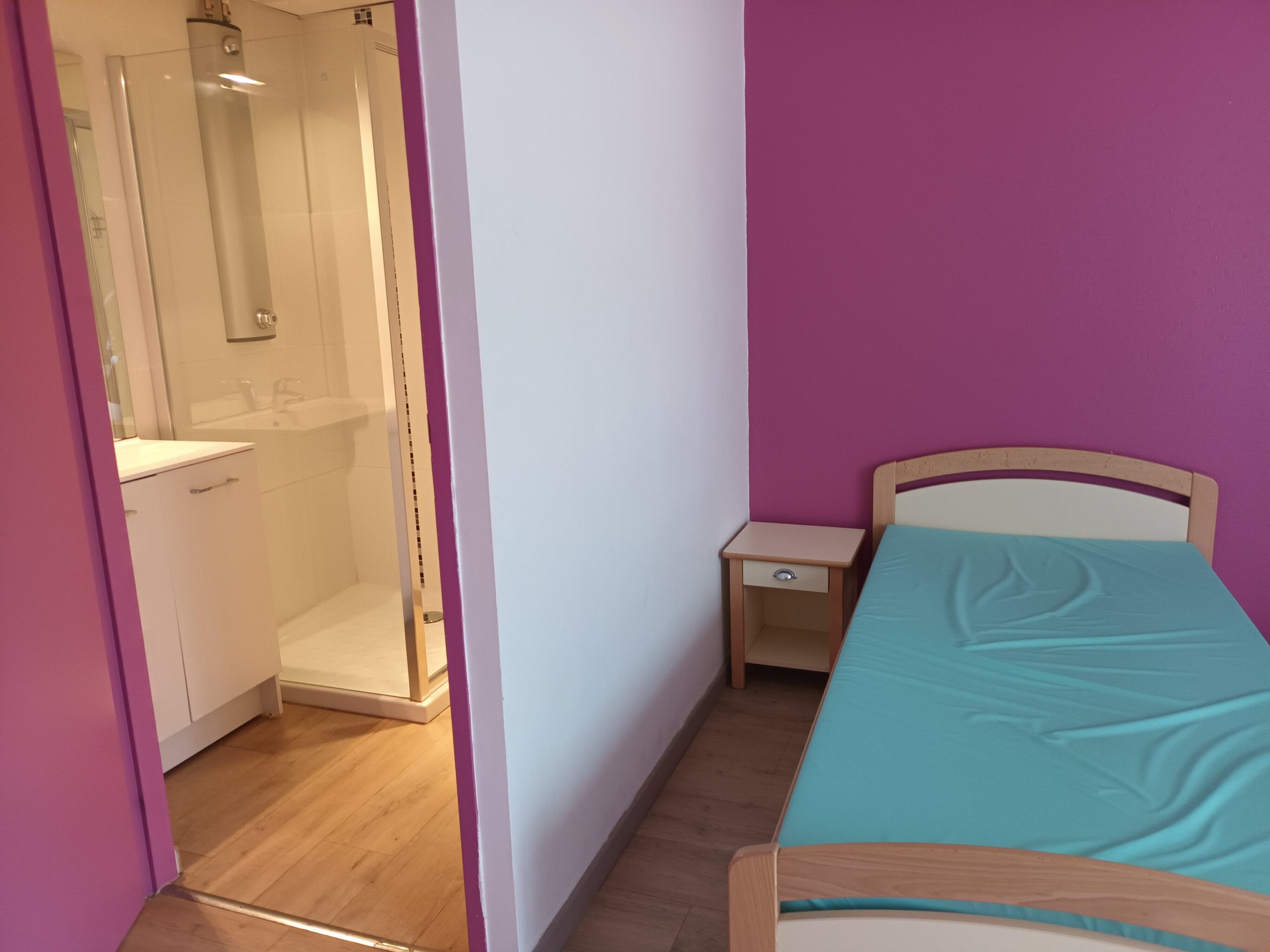 Chambre individuelle du DITEP l'Escale, montrant un lit et une salle de bain privative