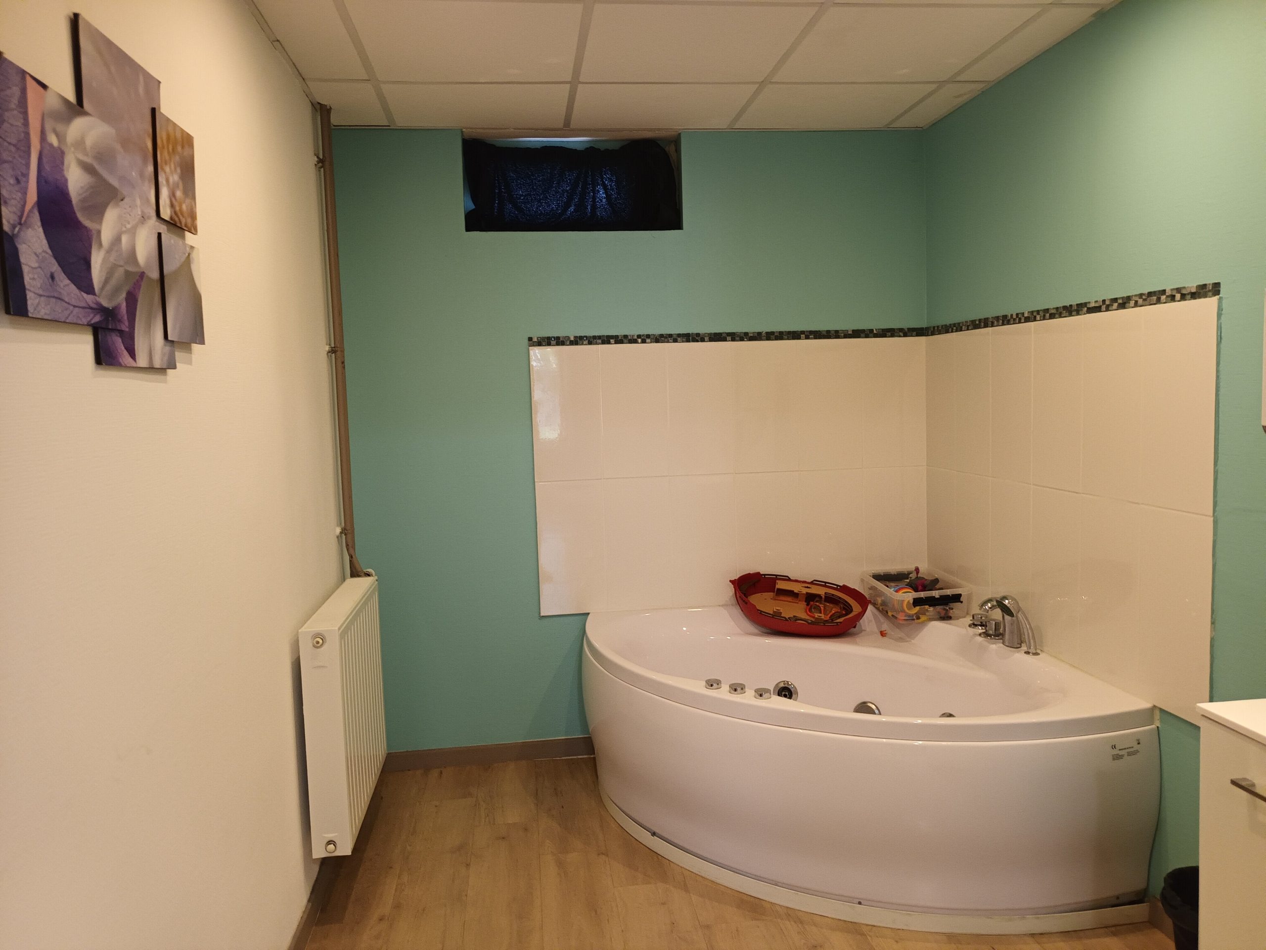 Salle de bain du DITEP l'Escale, montrant une baignoire à jets