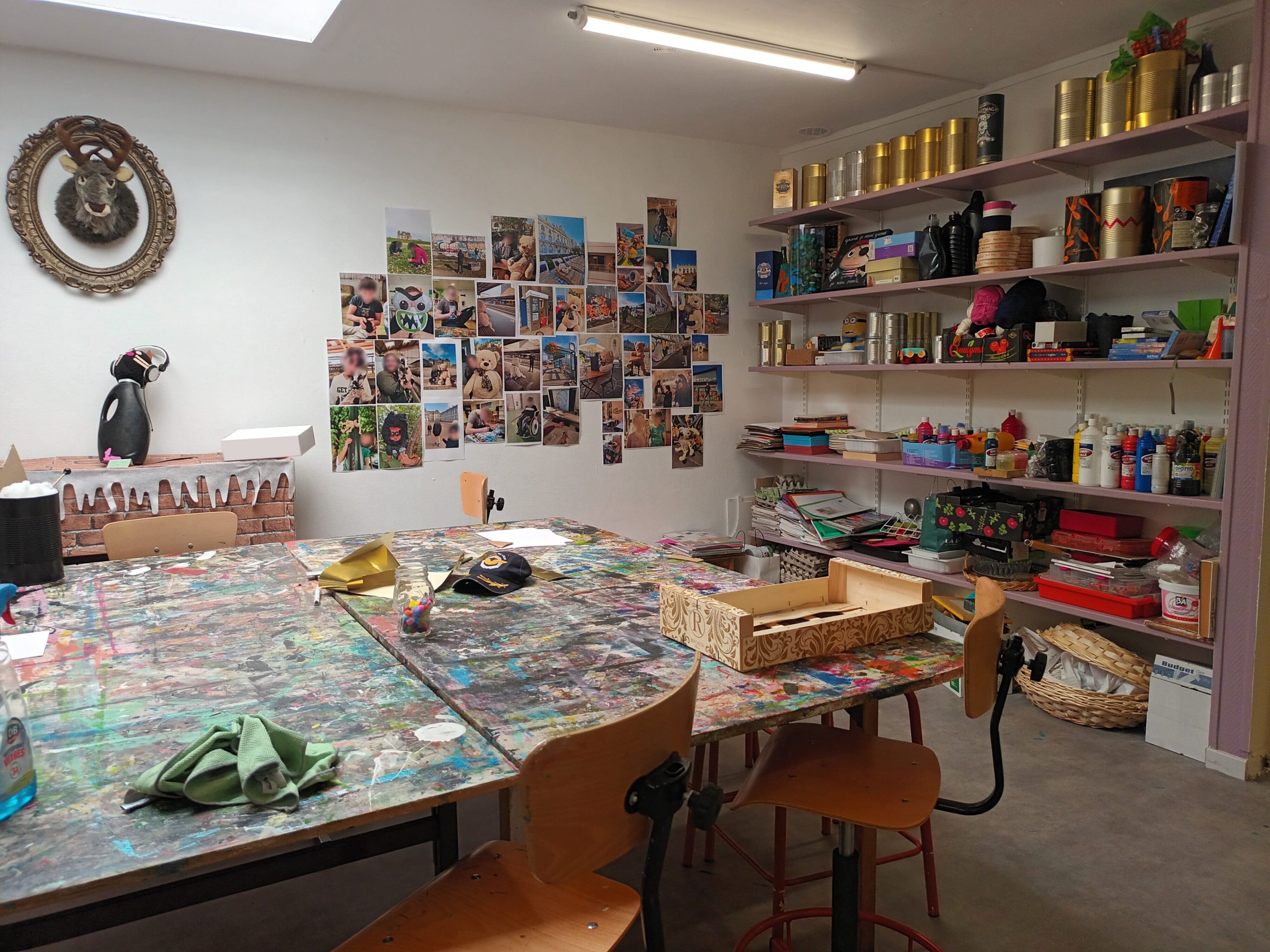 Salle de créativité manuelle du DITEP l'Escale, montrant une table des étagères remplies de matériels pour des activités manuelles