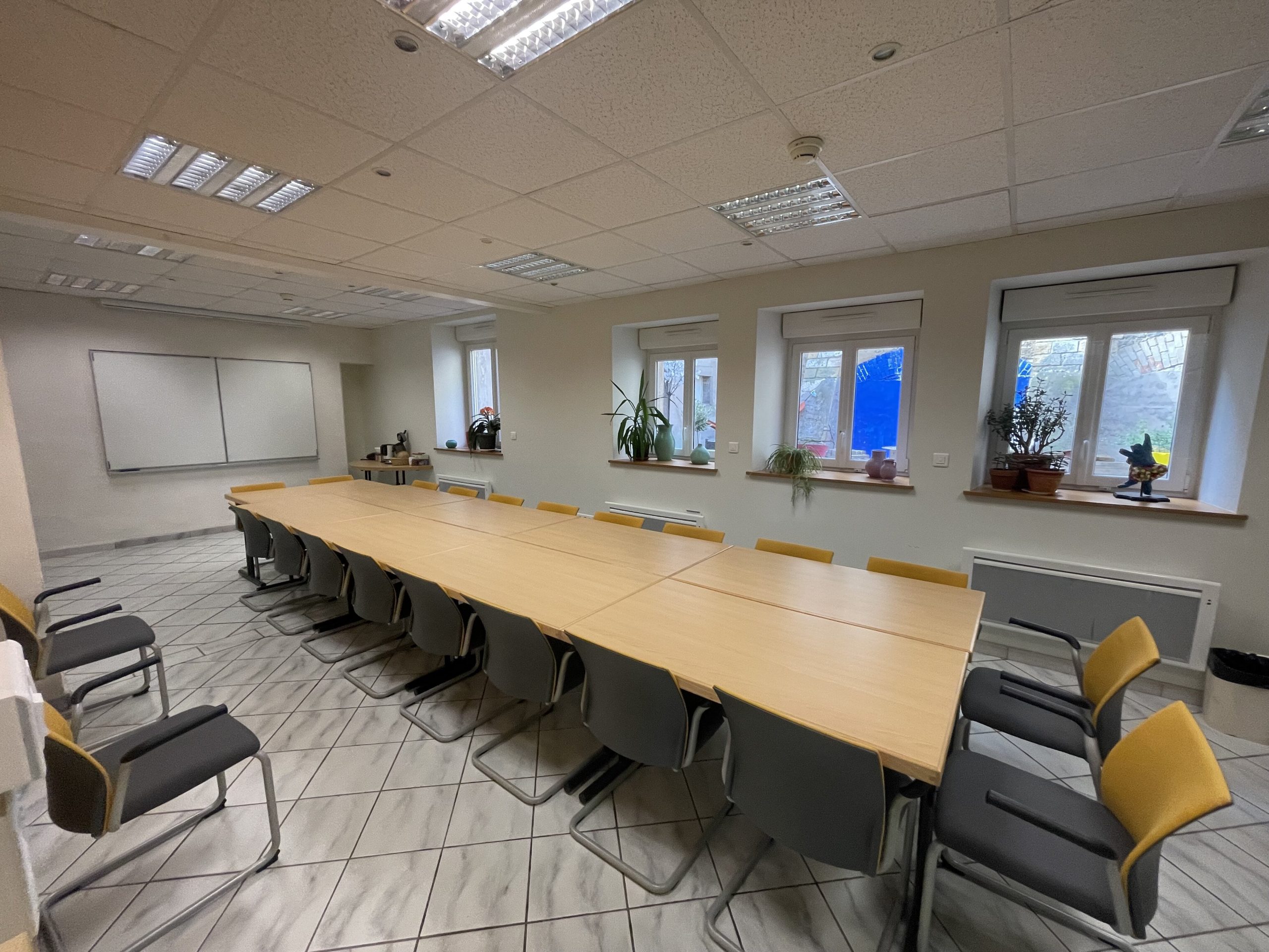 Salle professionnelle de réunion de la MECS de Han-sur-Seille, composées de tables et de chaises