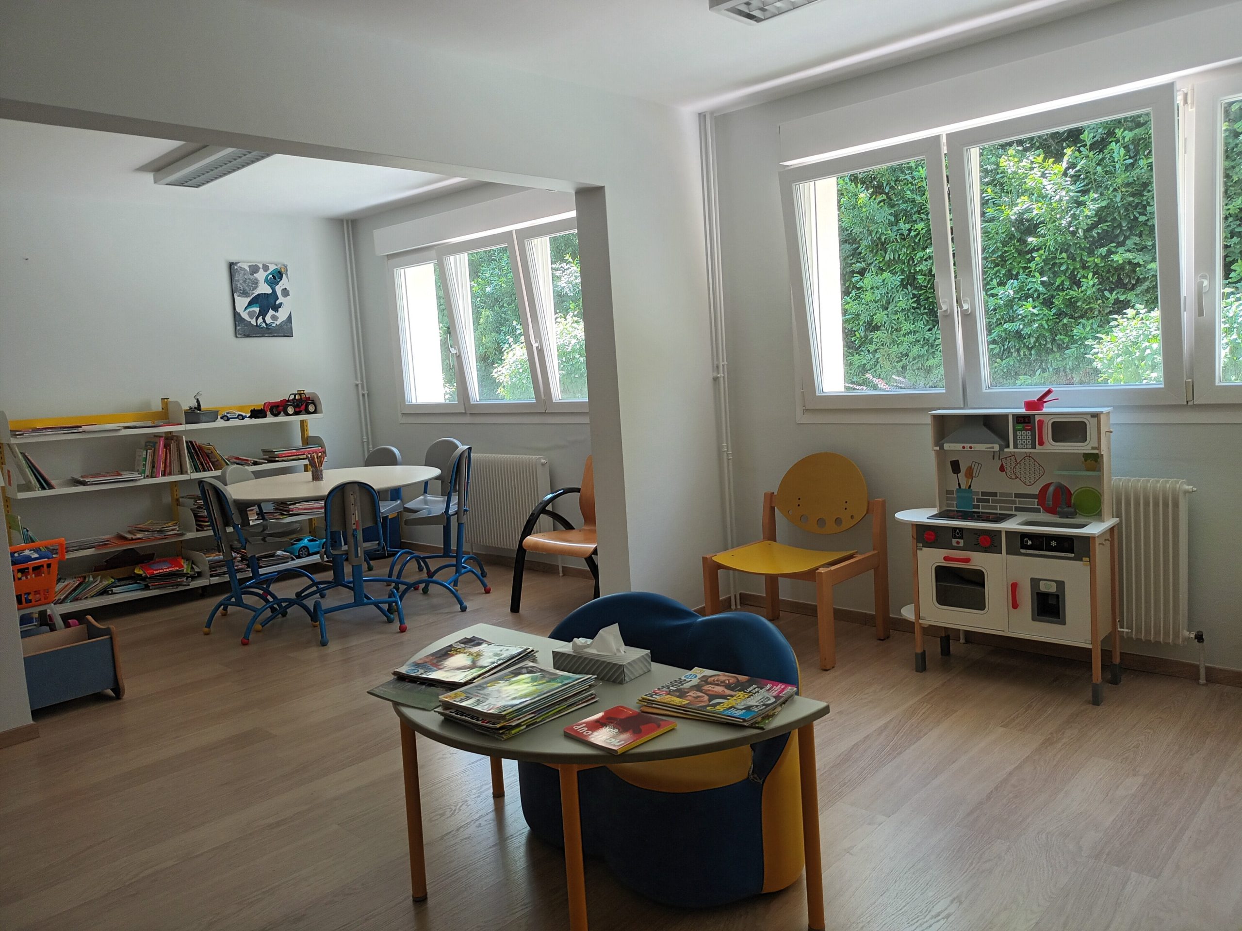 Salle de vie du SAEMO montrant des jouets pour enfants, adaptés pour des enfants en bas âge avec une fenêtre donnant sur un extérieur verdoyant