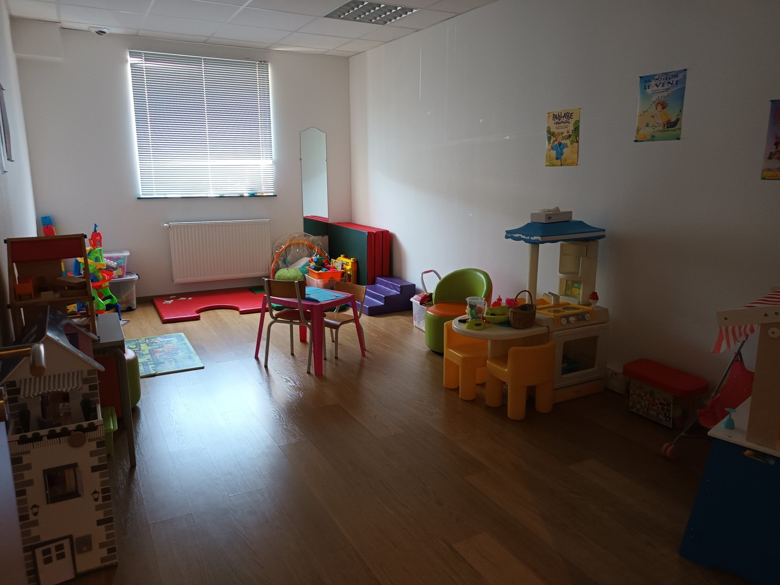 Salle de vie du SAPFR montrant des jouets pour enfants, adaptés pour des enfants en bas âge