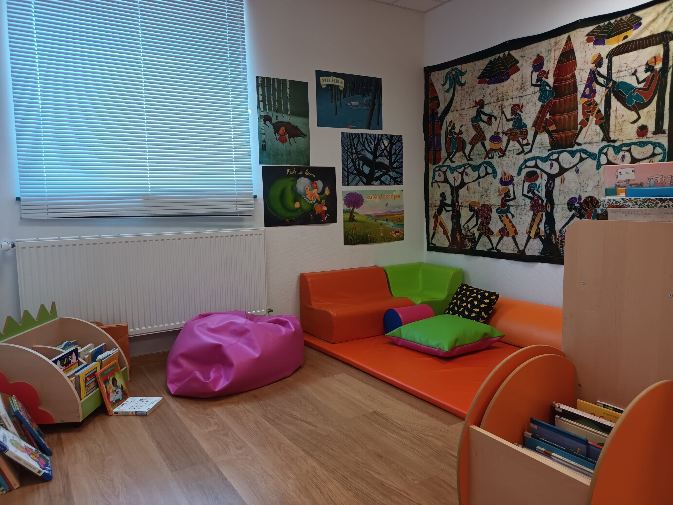 Salle de vie du SAPFR montrant des jouets pour enfants, adaptés pour des enfants en bas âge